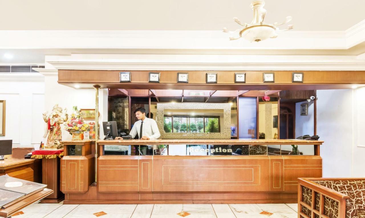 Hotel Crown Palace 印多尔 外观 照片
